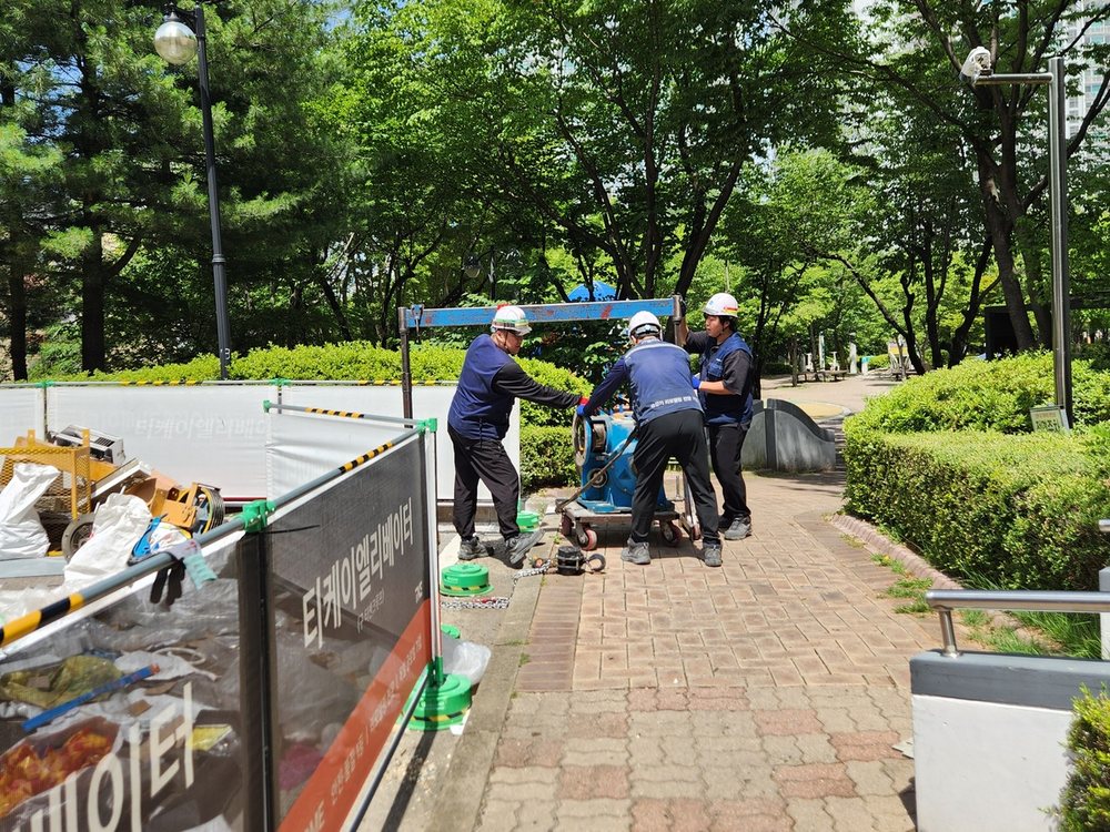 수원 조원주공아파트 기계실 자재 하향 작업 현장